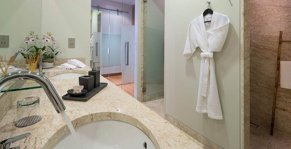 Villa Haleana - Guest bedroom bathroom features