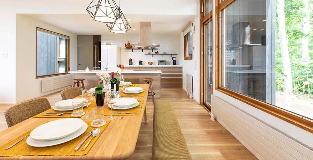 Birchwood Chalet - Kitchen and dining area design<br />