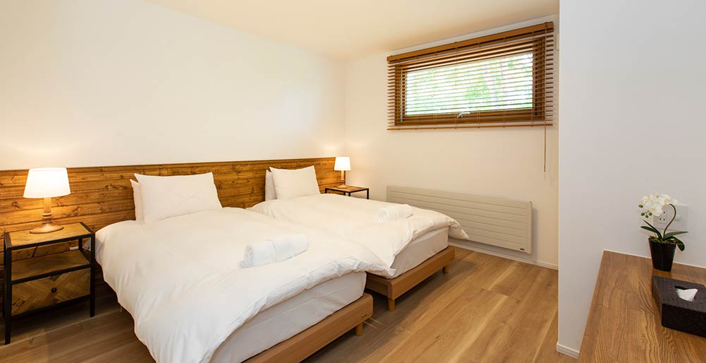 Birchwood Chalet - Guest bedroom setting