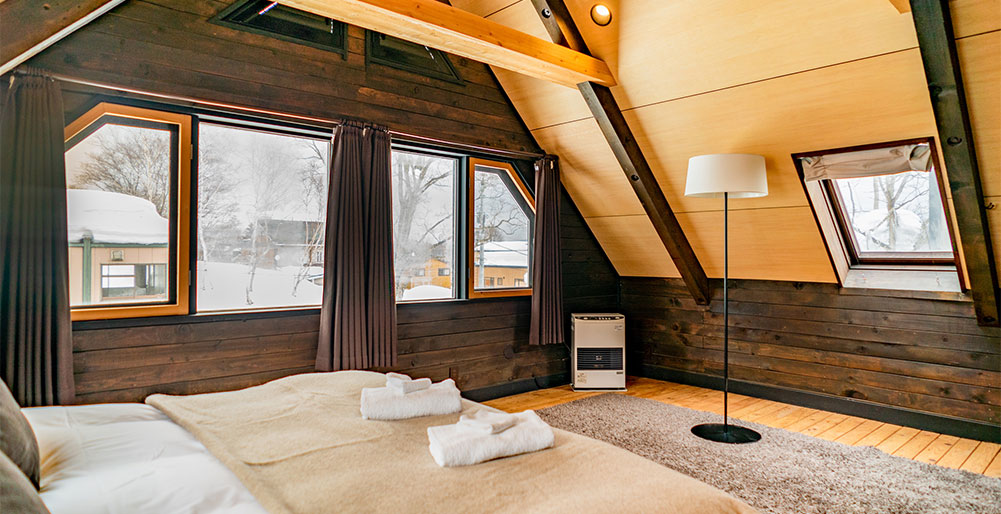 Momiji Lodge - Master bedroom 1 and skylight windows